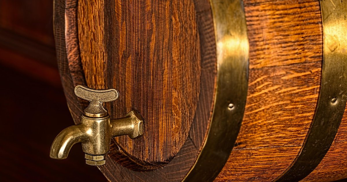Close-up van een houten biervat met een metalen tap